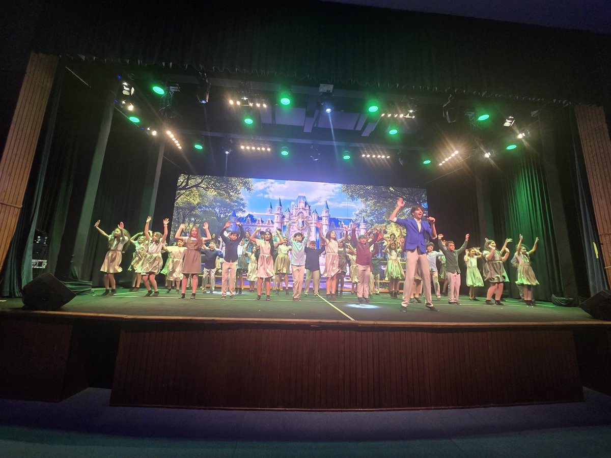 Eyad_Safa's tweet photo. It was an honor to welcome His Excellency Professor @mahafzaa, Minister of Education to The International School of Choueifat - Amman for a spectacular performance of Descendants: The Musical. 
#SABIS #StudentLifeOrganization #ProudMoment #MinistryOfEducation https://t.co/vowO7ExqkM