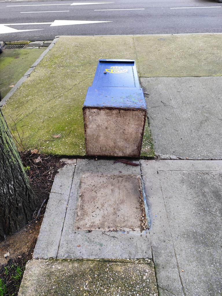 Para mí que esto no lo ha tirado el aire. <a href="/AytoLeganes/">Ayuntamiento de Leganés</a> <a href="/JuntosLegaNorte/">JuntosXLegaNorte</a> Avenida María Moliner frente a la residencia.