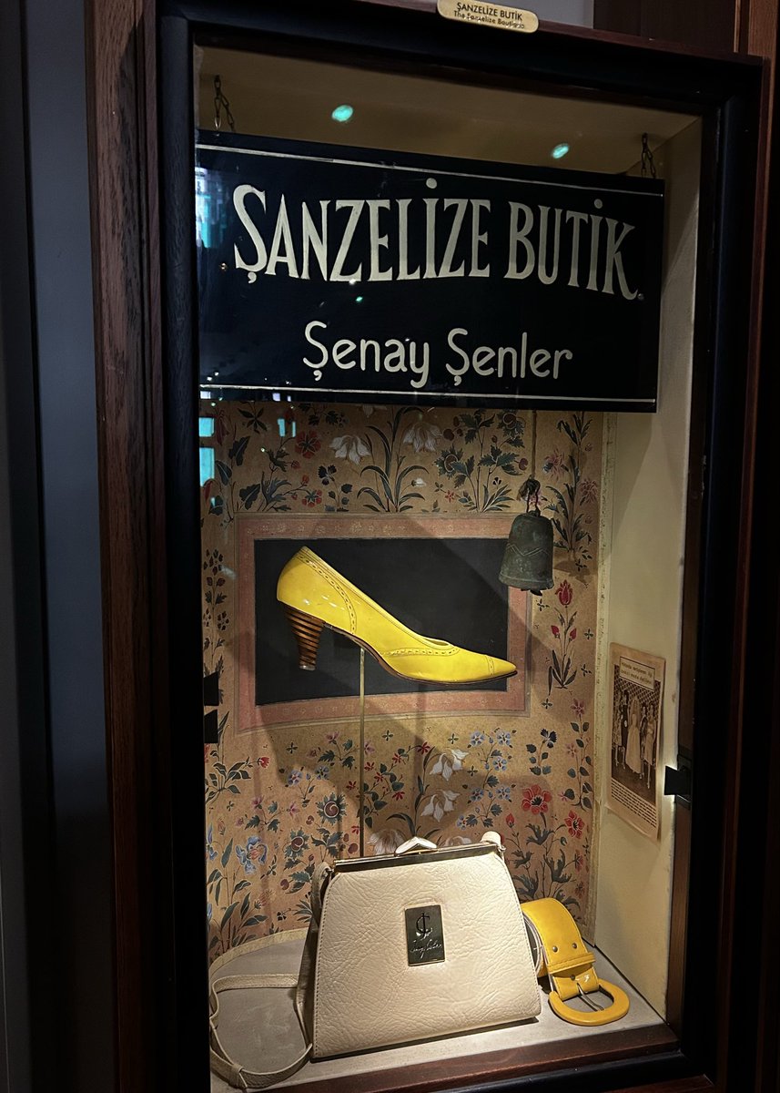 devilinsideus_'s tweet photo. “Bazıları yaşadıkları yeri eşyalarla doldurur, hayatlarının sonuna doğru da bu evlerini müzeye dönüştürürler. Ben ise, müzeye dönüştürülmüş bir evi yatağım, odam ve varlığımla şimdi tekrar eve dönüştürmeye çalışıyordum.”

masumiyet müzesi https://t.co/iZCfuG2POz