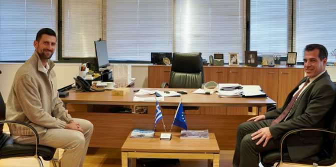 Novak Đoković je pre nekoliko meseci preselio porodicu u Grčku, a juče je imao je sastanak sa grčkim ministrom za migracije i azil Thanossom Plevrisom Plevris je posle sastanka na X-u napisao:
''Sa velikom radošću smo primili u Ministarstvu velikog sportistu i čoveka <a href="/DjokerNole/">Novak Djokovic</a>.