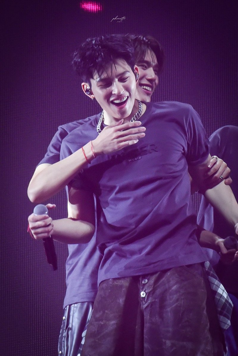 WE GOT THE PONDPHUWIN HUG IN HD!!! 

JASPER KINDLED FIRSTRISE
PHUWIN RISING RISERCON
#RISERCONCERTD1