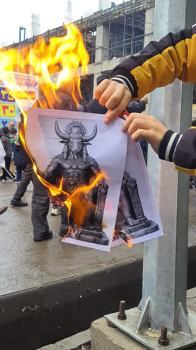 حتى يعلم الجميع ان الجمهورية الاسلامية الايرانية تحارب هذه الوحوش التي لا تملك من الانسانية شيء 
هي معركة بين الحق بكل مفاهيمه ومصاديقة وبين الباطل بكل عناوينه ومصاديقه