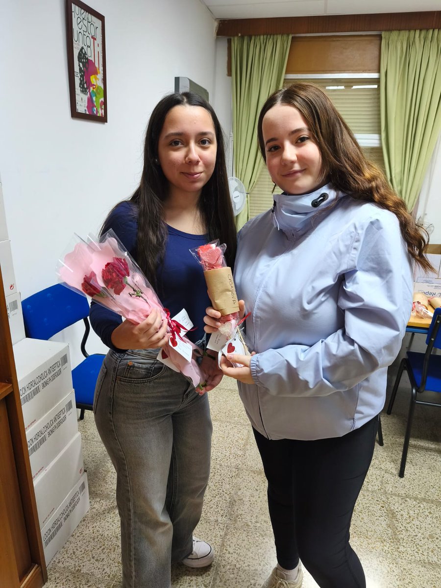 Hoy celebramos el amor y la amistad!!!!! 
Muchas gracias a nuestros alumnos de 4 ESO por su colaboración y a Edilia, Victoria y Ana Montoro por organizarlo todo tan bien para que todos hoy hayamos podido recibir estás muestras de cariño.
¡ Feliz San Valentín!