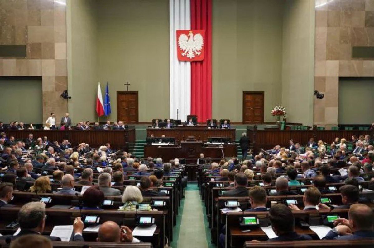 BREAKING:

The Polish Parliament just voted for a law giving amnesty to Poles who fight for Ukraine from criminal liability.

Fighting for a foreign army without permission is punishable by 5 years of imprisonment in Poland. 404 MPs voted for the new law, while 4 voted against.