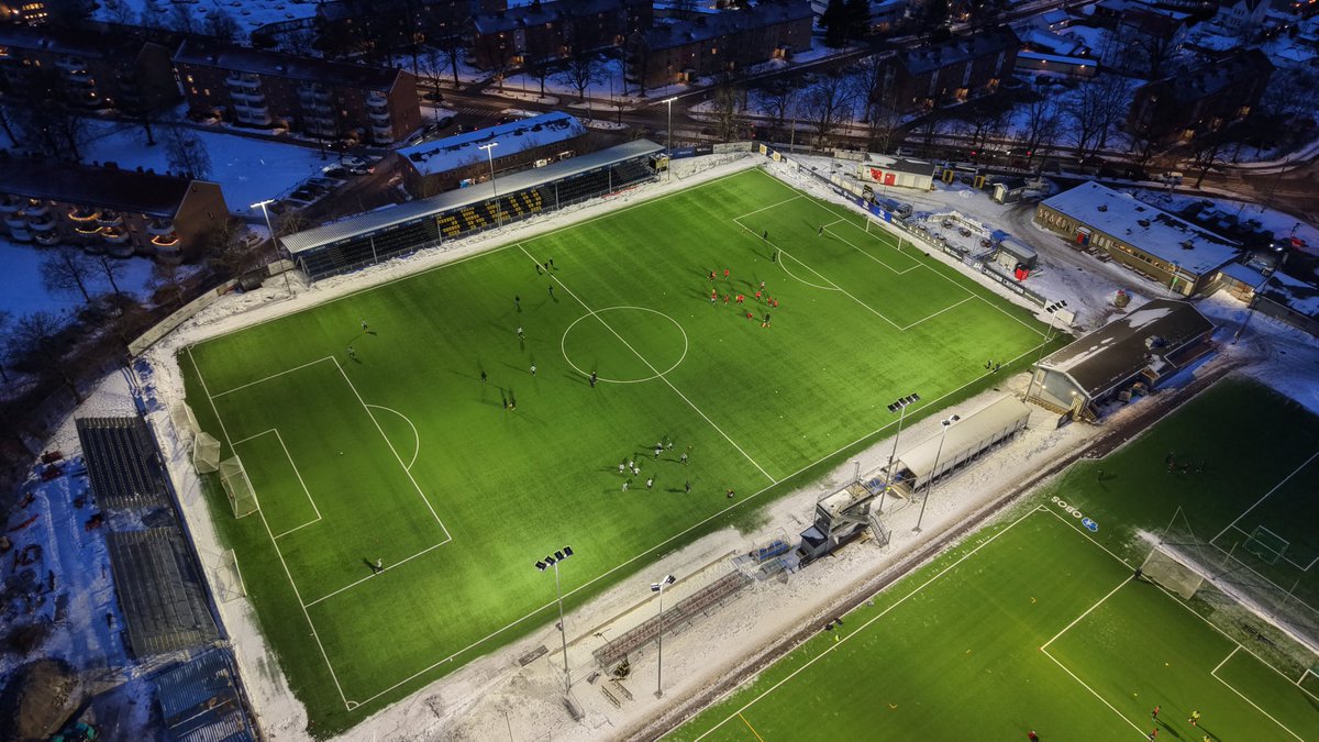 JonasOslo's tweet photo. Hva er vel bedre en fredagskveld enn litt Obos supercup fra Nordre Åsen i minus 10? Oslo-derbyet mellom Skeid og Lokomotiv Oslo ser du på Direktesport fra 18:00 📺⚽️ https://t.co/ZZ4FpxBnLL