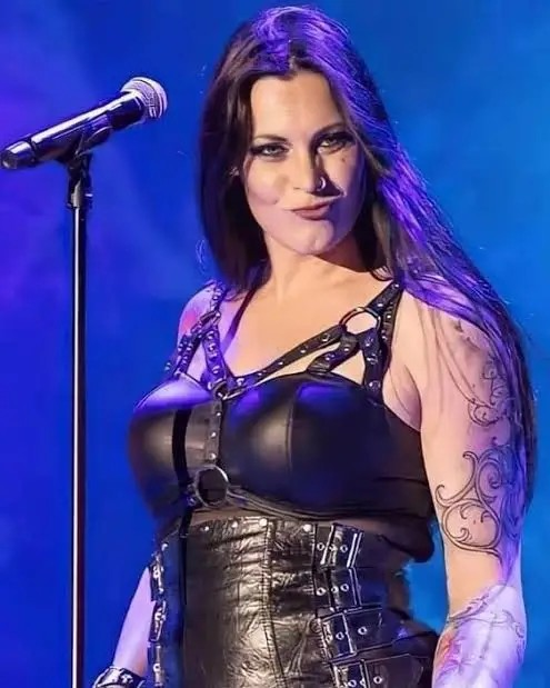 Nesta tarde damos os parabéns a Floor Jansen.
A cantora que é a actual vocalista da banda de metal sinfónico Nightwish faz hoje 44 anos!