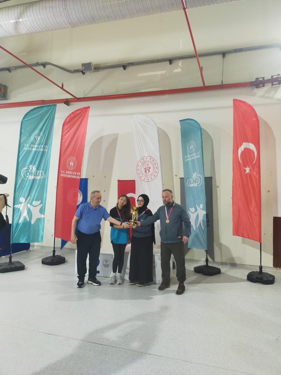 Giresun Olimpik Yüzme Havuzu Spor Kompleksi Masa Tenisi Salonu'nda yapılan yarışmalarda Ecrin Sueda Kavanoz ve Ela Hacıvelioğlu Yıldızlar Kızlar'ın elinde bulunan il 4.sü olarak derece almışlardır. Öğrencilerimizi ve danışman öğretmenimiz Sondur GEDİK'i tebrik ederiz.