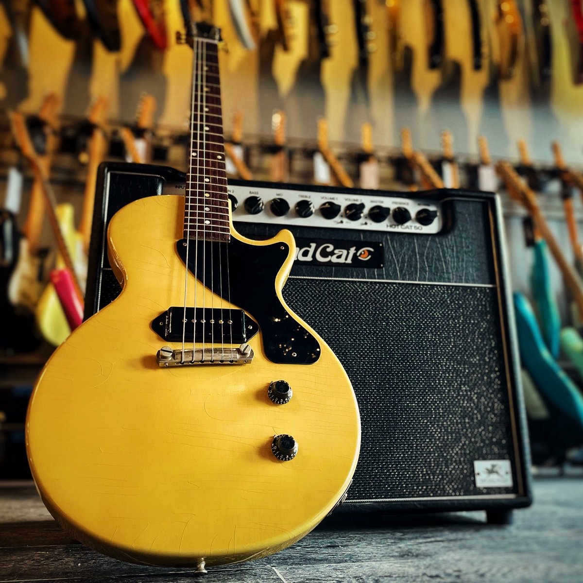 DetroitGuitar's tweet image. This @gibsonguitar Custom ’57 Les Paul Junior Reissue in TV Yellow with Murphy Lab Ultra Light Aging delivers punchy P-90 bite, lightweight resonance, and that unmistakable single-cut swagger that defined early rock ’n’ roll.

#GibsonCustom #LesPaulJunior #MurphyLab #TVYellow