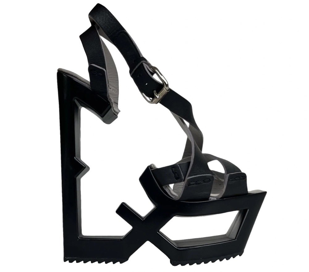 blakveil_'s tweet photo. Celine SS 2009 abstract heels https://t.co/FM8gnpSwuj