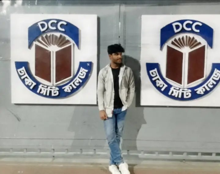 MdAlAmin_0's tweet photo. এই ব্যস্ত শহর আমাকে ব্যস্ত করে দিয়েছে 😔❤️স্বপ্নের পিছনে ছুটতে ছুটতে কখন যে নিজের জন্য সময়টা হারিয়ে ফেলেছি বুঝতেই পারিনি। চারপাশে মানুষের ভিড়, গাড়ির শব্দ, হাজারো কোলাহলের মাঝেও কোথাও যেন একাকীত্ব লুকিয়ে থাকে তবুও থেমে থাকার সুযোগ নেই। https://t.co/qFD6XPvXiP