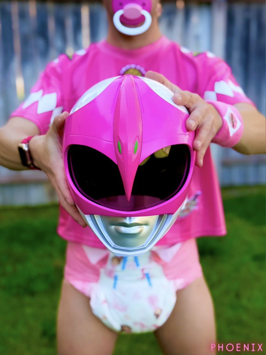 How about a lil scrimmage? 🩷⚡️🏈