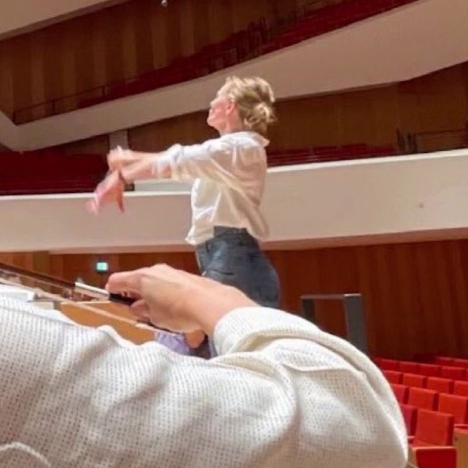 hupperchett's tweet photo. unpopular (or maybe popular) opinion: cate looks ten times hotter than she already is when she ties her hair in a bun during rehearsals https://t.co/7bDtt5qF8U