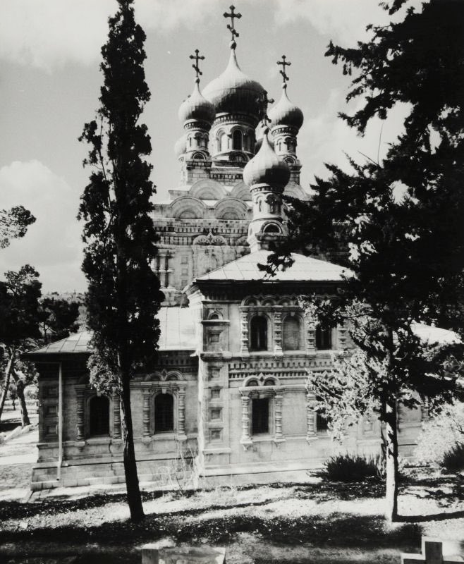 1910s, Jerusalem, Palestine 🇵🇸 

The Church of Mary Magdalene, a Russian Orthodox church located on the Mount of Olives.