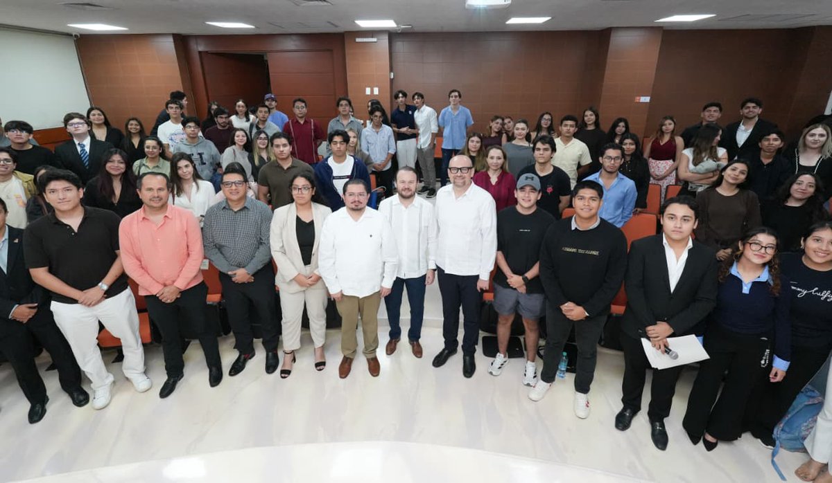 El Magistrado Presidente del Tribunal Superior de Justicia, Heyden Cebada Rivas, sostuvo un encuentro con estudiantes de la Facultad de Derecho de la Universidad Anáhuac Cancún.

Nota: bit.ly/4axFsbk

#JusticiaCercanaALaGente #PoderJudicial #PoderJudicialEnTuEscuela