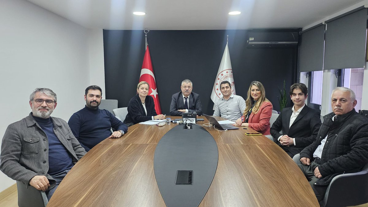 bursailmem16's tweet photo. İl Millî Eğitim Müdür Yardımcımız Mustafa Kahya başkanlığında; Yenilik ve Eğitim Teknolojileri birimi ile Mimarlar ve Mühendisler Grubu (MMG) Bursa Şubesi arasında iş birliği toplantısı gerçekleştirildi.

Toplantıya; Şube Müdürümüz Ömer Karaca, Yenilik ve Eğitim Teknolojileri Bursa Birim Koordinatörleri, GençTek İl Öğrenci Koordinasyon Sorumlusu Ali Asaf Genç, MMG Bursa Şube Başkanı Ahmet Ercan Kızılcık ve MMG Avukatı Emre Çakmak katılım sağladı.

İl Millî Eğitim Müdürlüğü Toplantı Salonunda gerçekleştirilen görüşmede; öğrencilerimizin bilişim, teknoloji, mühendislik ve üretim odaklı çalışmalarının desteklenmesi, mesleki rehberlik süreçlerinin güçlendirilmesi ve kurumlar arası sürdürülebilir iş birliği alanları ele alındı.

@tcmeb @GurhanCokgezer #bursamem