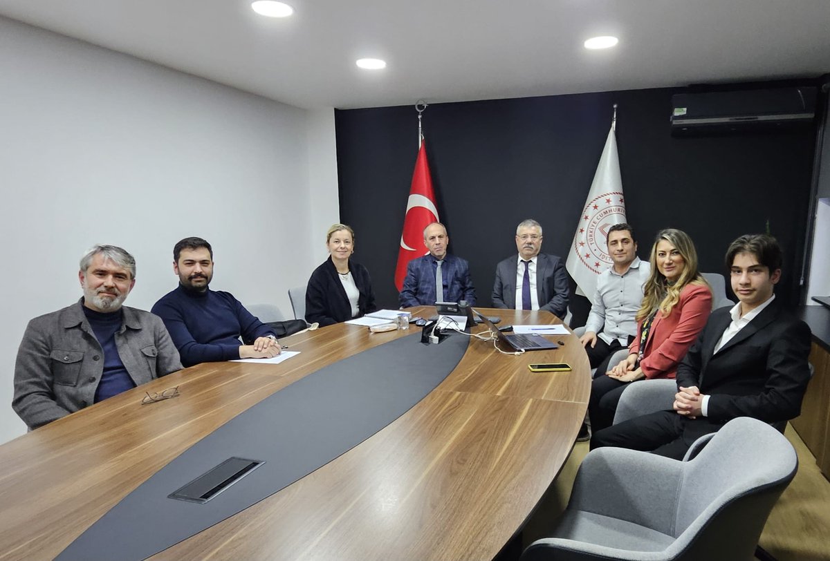 bursailmem16's tweet photo. İl Millî Eğitim Müdür Yardımcımız Mustafa Kahya başkanlığında; Yenilik ve Eğitim Teknolojileri birimi ile Mimarlar ve Mühendisler Grubu (MMG) Bursa Şubesi arasında iş birliği toplantısı gerçekleştirildi.

Toplantıya; Şube Müdürümüz Ömer Karaca, Yenilik ve Eğitim Teknolojileri Bursa Birim Koordinatörleri, GençTek İl Öğrenci Koordinasyon Sorumlusu Ali Asaf Genç, MMG Bursa Şube Başkanı Ahmet Ercan Kızılcık ve MMG Avukatı Emre Çakmak katılım sağladı.

İl Millî Eğitim Müdürlüğü Toplantı Salonunda gerçekleştirilen görüşmede; öğrencilerimizin bilişim, teknoloji, mühendislik ve üretim odaklı çalışmalarının desteklenmesi, mesleki rehberlik süreçlerinin güçlendirilmesi ve kurumlar arası sürdürülebilir iş birliği alanları ele alındı.

@tcmeb @GurhanCokgezer #bursamem