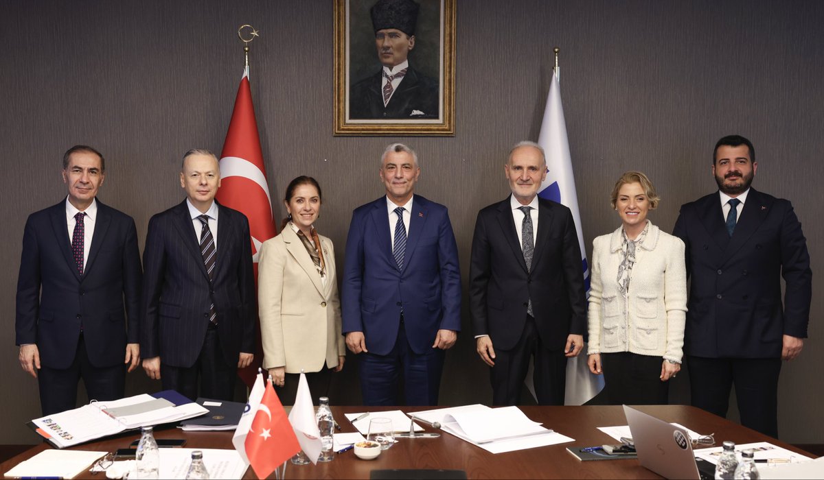 Ticaret Bakanımız Prof.Dr. <a href="/omerbolatTR/">Prof. Dr. Ömer Bolat</a> ile Hizmet ihracatçıları birliği olarak görüşme sağladık. Sektörel sıkıntılar ve gelişmeler ile alakalı paylaşımda bulunduk. <a href="/HibTurkiye/">Hizmet İhracatçıları Birliği</a> <a href="/turkihracat/">TİM</a> <a href="/SekibAvdagic/">Şekib Avdagiç</a> <a href="/ticaret/">T.C. Ticaret Bakanlığı</a>