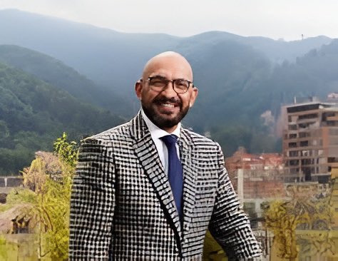 MIRENLO BIEN ESTE ES EL HIJUEPUTA MAGISTRADO QUE SE GANA $60. Millones MENSUALES SE LLAMA JUAN CAMILO MORALES Y ES EL DESGRACIADO QUE SUSPENDE EL SALARIO MÍNIMO VITAL.
TODO UN MISERABLE