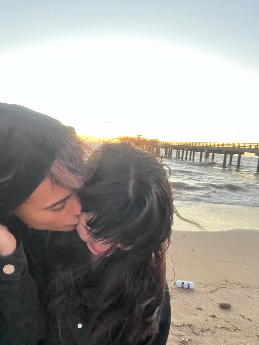 JazGoicoche4's tweet photo. sos tan increible que cualquier persona que este o paso por tu vida es afortunada por eso, incluyendome.
te amo y quiero que seas mi compañero toda la vida🤍 gracias por solamente existir, por elegirme y darle color a mi vida https://t.co/x40PBIEll5