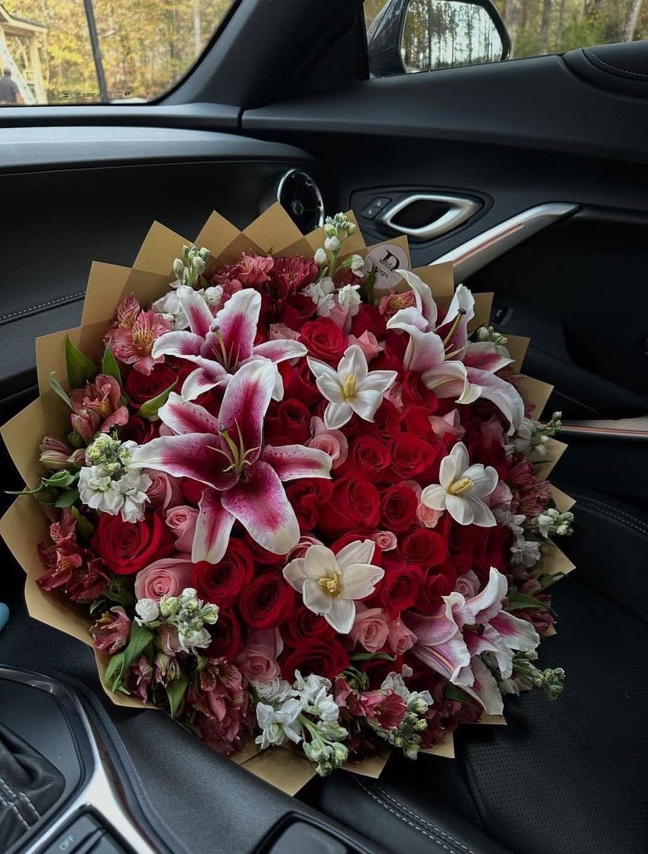 lilly’s, baby’s breath, and roses