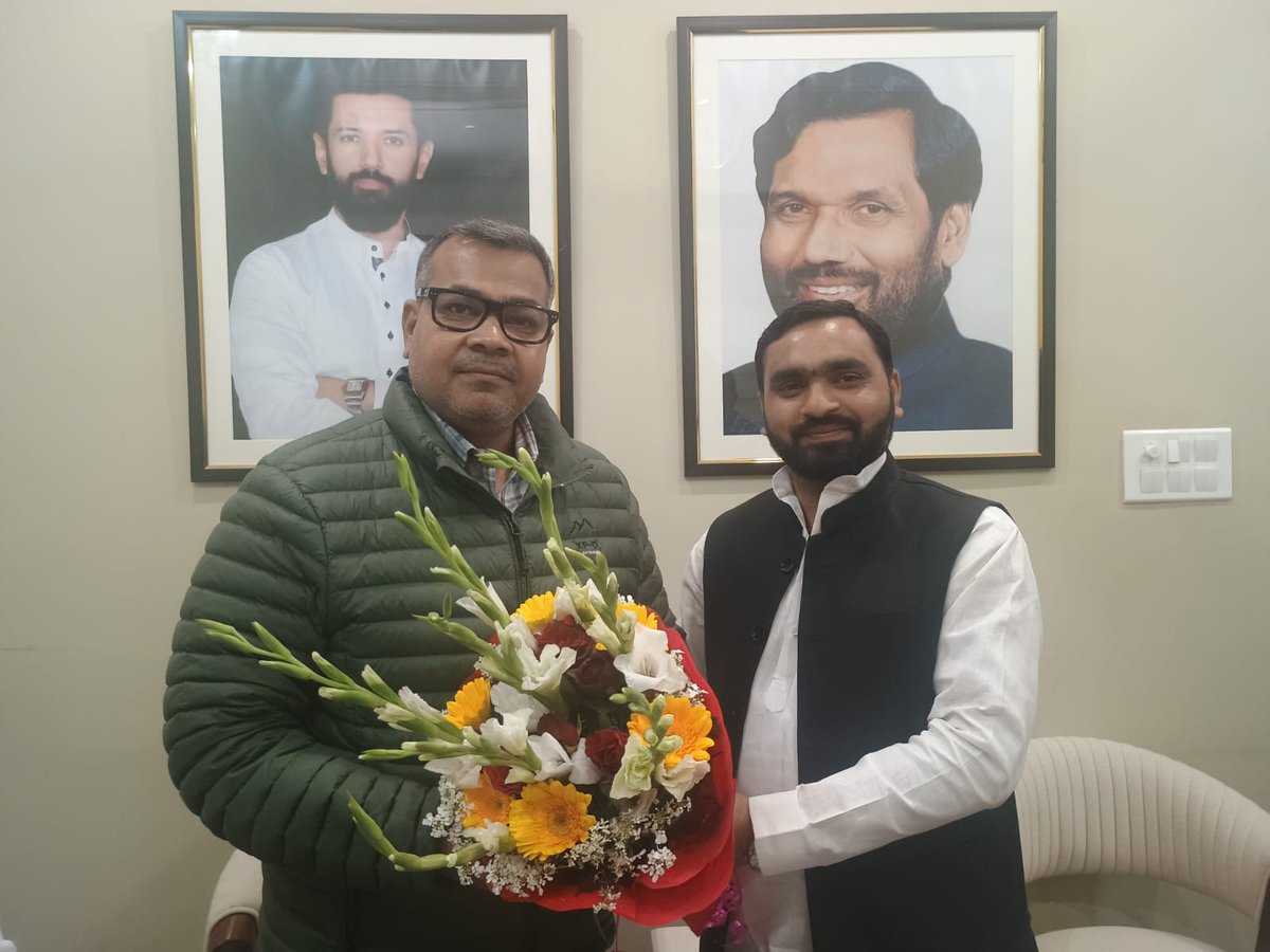 ArunBhartiLJP's tweet photo. आज नई दिल्ली स्थित आवास पर बिहार एवं मेरे संसदीय क्षेत्र "जमुई" के विभिन्न हिस्सों से पार्टी के पदाधिकारियों से मुलाकात कर उनकी जन समस्याओं को सुना और संबंधित विभाग के अधिकारियों को त्वरित कार्रवाई हेतु निर्देशित किया। https://t.co/qXqi7QwCiX