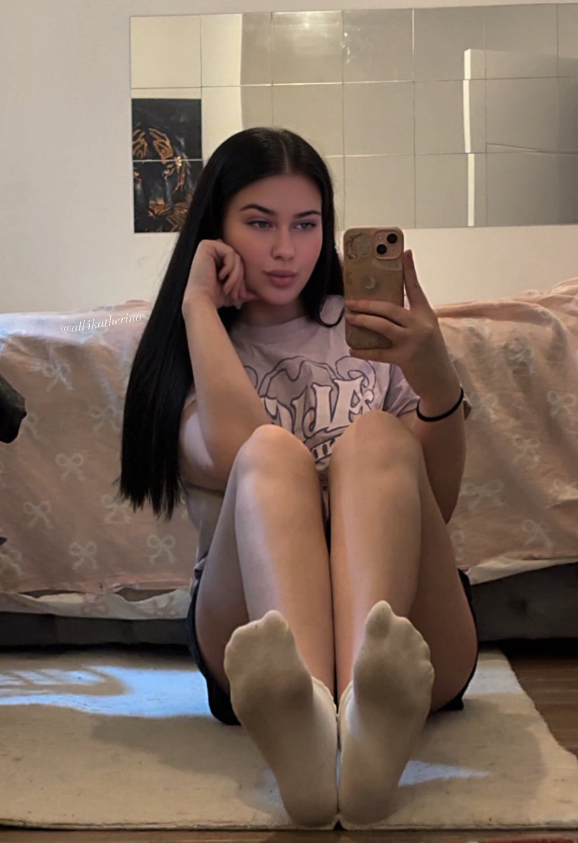 The only reason you’re alive is to serve me and my pretty feet 𐙚⋆°｡⋆♡