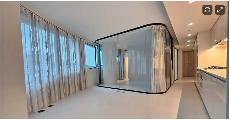 DouglasTodd's tweet image. Strange suite design in Vancouver's luxury, $-losing Butterfly tower:
"As you can see in the image below, the kitchen and bedroom doesn’t flow very well, to say the least," says realtor @followthelocal 
Pre-sale buyers have been shocked.
#vanre #vanpoli
open.substack.com/pub/johnnysrea…