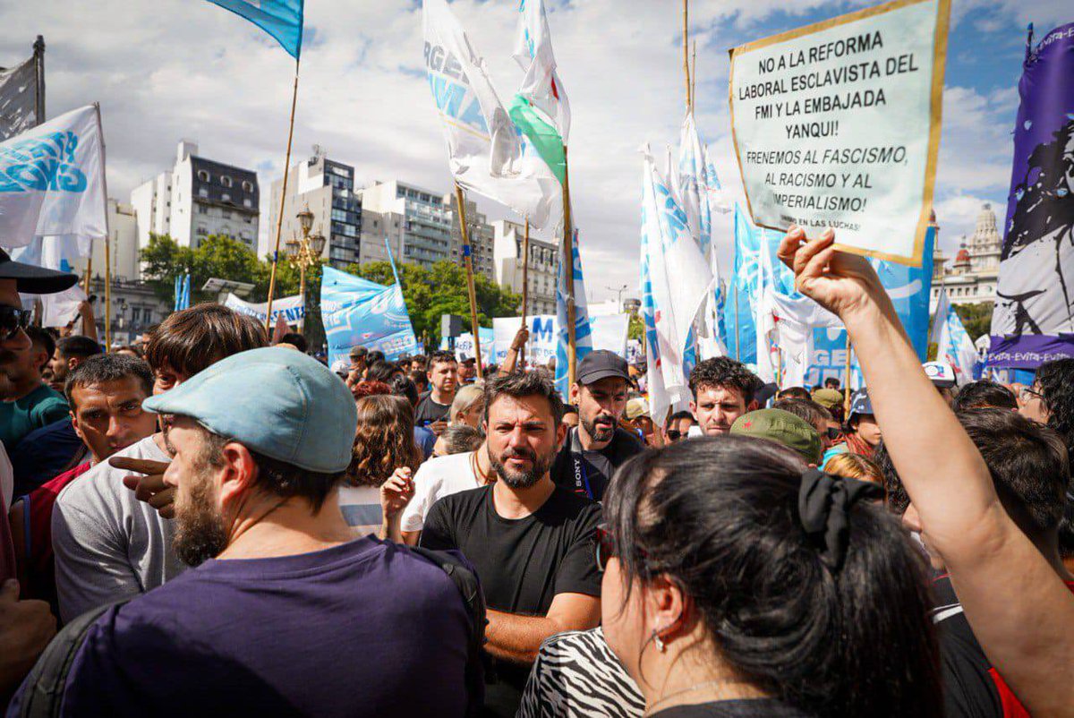 El diputado Grabois en 24 horas:

-va a las las comisiones de diputados
-da entrevistas en radio y streamings en pleno quilombo
-está presente en la marcha bancando a los trabajadores
-se planta contra el jefe del operativo policial
-se queda en la comisaria hasta q liberen a los