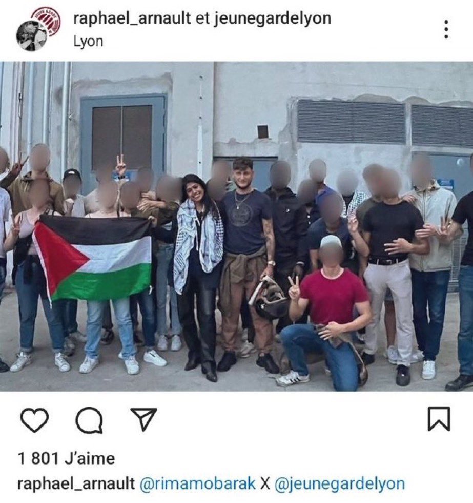 Rima Hassan, tout sourire, au milieu de ces militants de la Jeune Garde, mouvement d’extrême gauche responsable du tabassage d’un adolescent juif en 2024 et du lynchage de Quentin, qui a entraîné sa mort.

L’extrême gauche tue.

Justice pour Quentin !