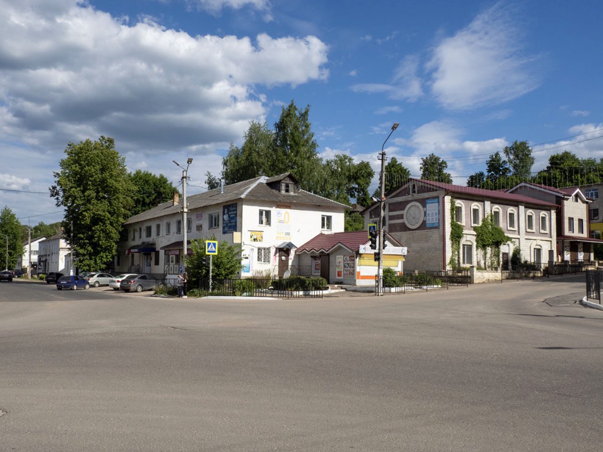 Дорогобуж - один из древнейших городов Смоленской земли.
Впервые упомянут ещё в 12 веке, заложен Смоленским князем Ростиславом.
В средневековье город часто становился ареной борьбы между Русью, Литвой и Польшей.
В годы ВОВ город был почти полностью разрушен.
Население 10 000 чел