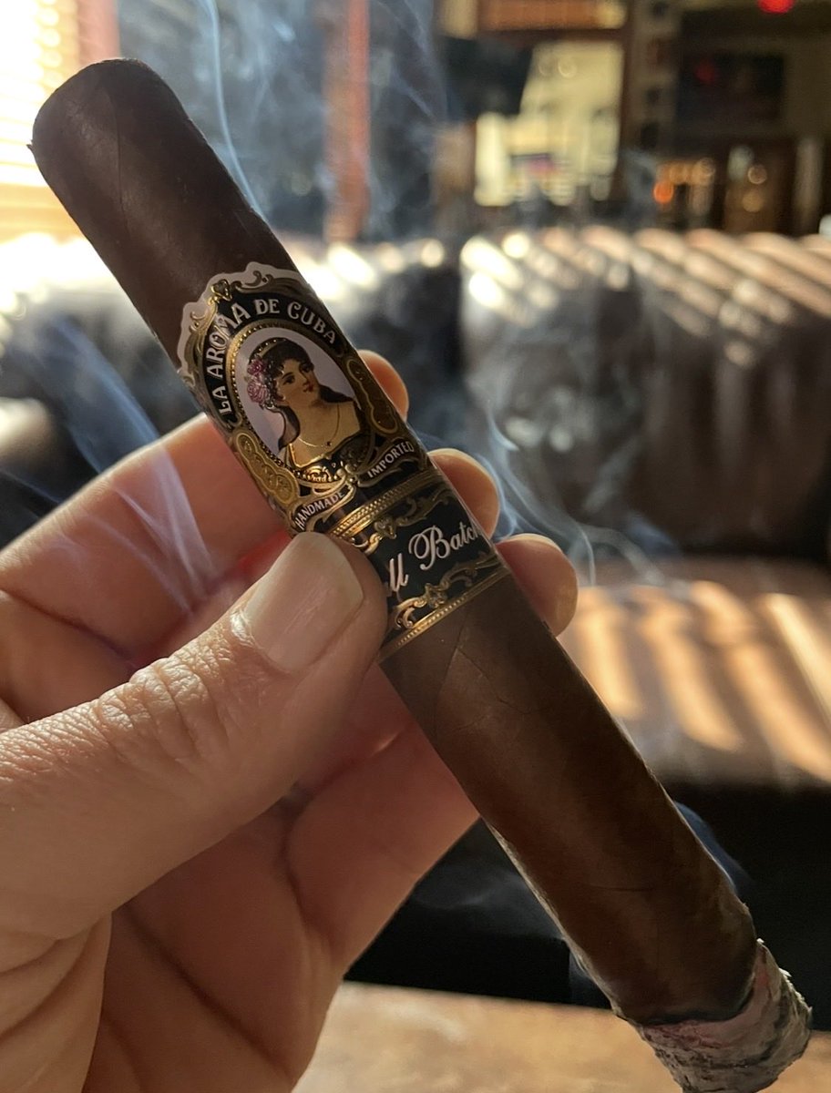 A well deserved (🤣) TGIF smoke with a La Aroma De Cuba Small Batch. We hope everyone has a great weekend. 

#cigar #cigars