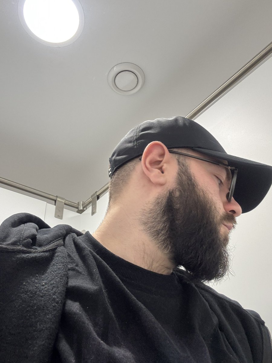 nestvarnostonx's tweet image. Kinda a mess looking