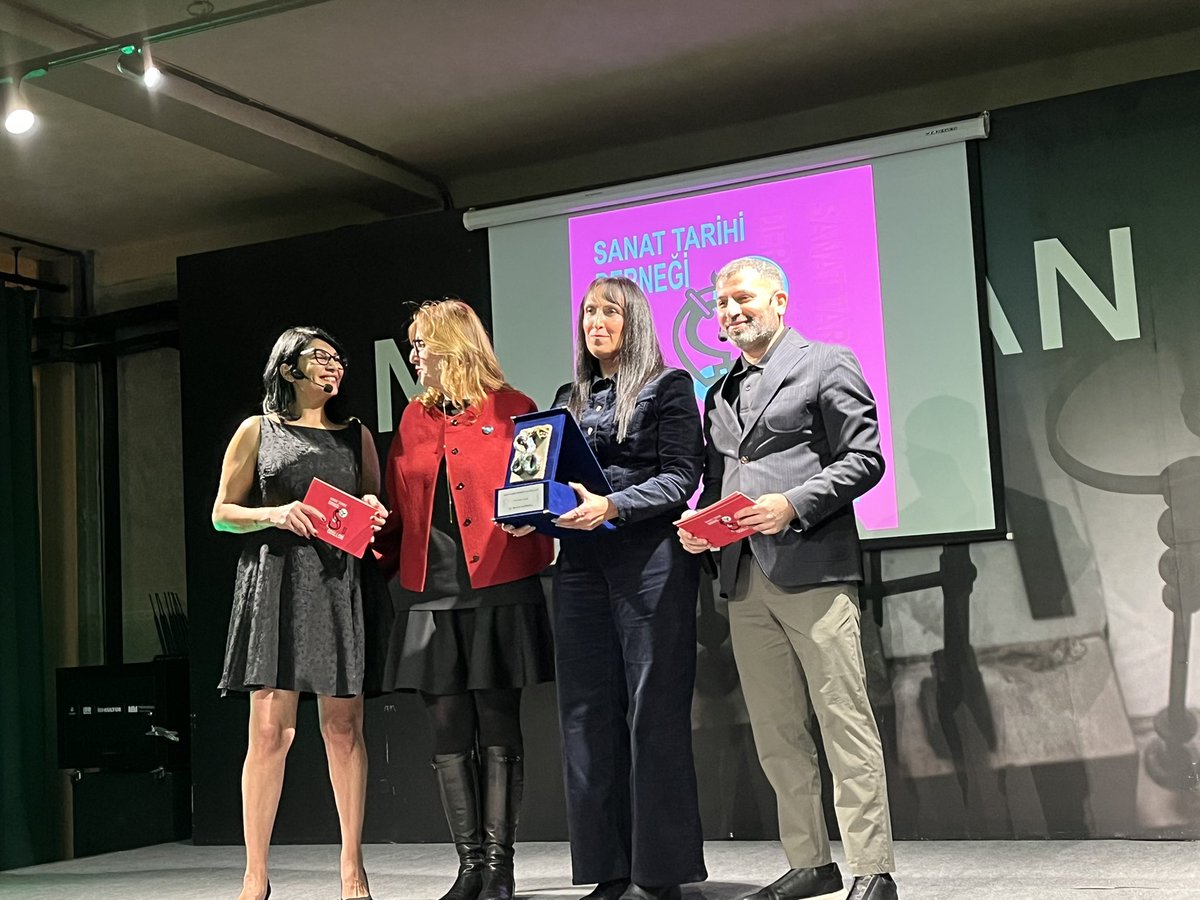 Sanat Tarihi Derneği’nin bu yıl ilk kez düzenlediği 2025 Ödülleri’nde “Sanat Yazarı” ödülünü  aldım. Hiç beklemiyordum. Adaylık da ödül de tatlı bir sürpriz oldu benim için. Ödülü her zaman yanımda olup beni destekleyen annem Figen’e ithaf ediyorum. #sanattarihiderneği #ödül