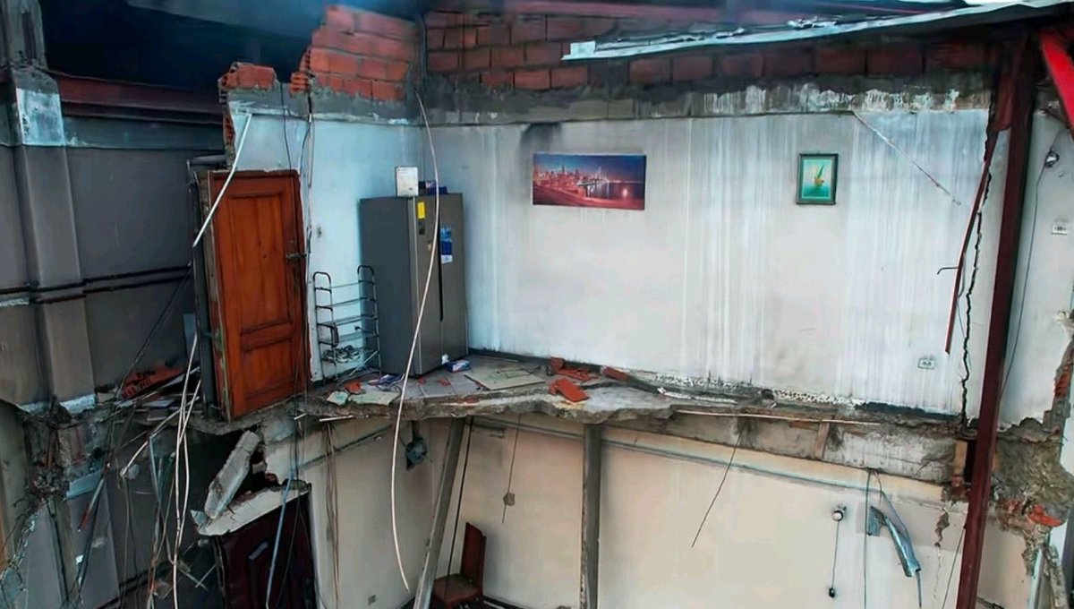 OjoSecoEcuador's tweet photo. ⚠️ De qué marca es esta refrigeradora que sobrevivió al incendio del #Multicentro? Increíble https://t.co/LHiCdFw4kH