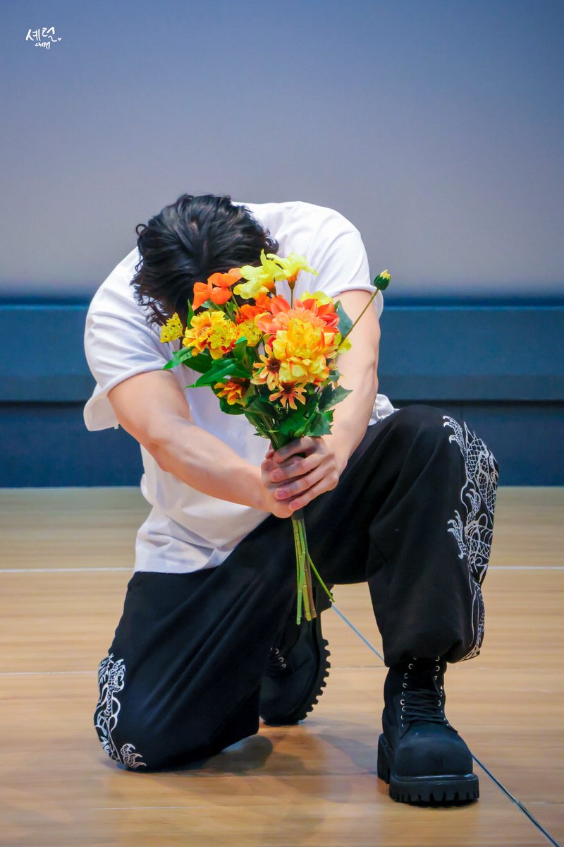 PYGA8E's tweet photo. 💐⚘️+🐥=Valentine vibes

#LEEDO #이도 #김건학 #KimGeonhak
#LeeDorable #LeeDorableDose
#ONEUS #원어스 https://t.co/JRjXipnwvo