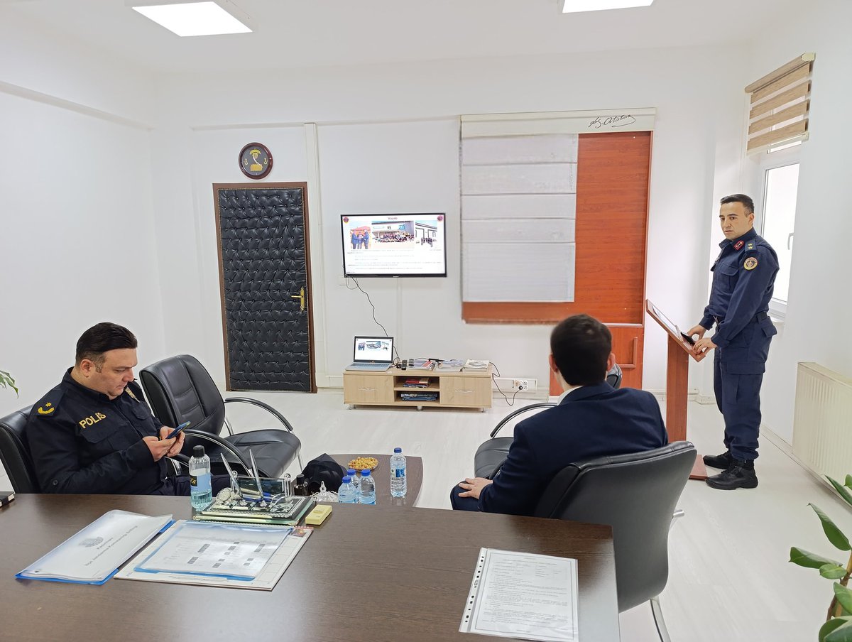 Kaymakamımız Hasan Raşit Taşkın, Kadınhanı İlçe Jandarma Komutanlığını ziyaret ederek inceleme ve denetlemelerde bulundu.

Ziyaret kapsamında yürütülen çalışmalar hakkında bilgi alan Kaymakamımız, görevli personele çalışmalarında başarılar diledi.