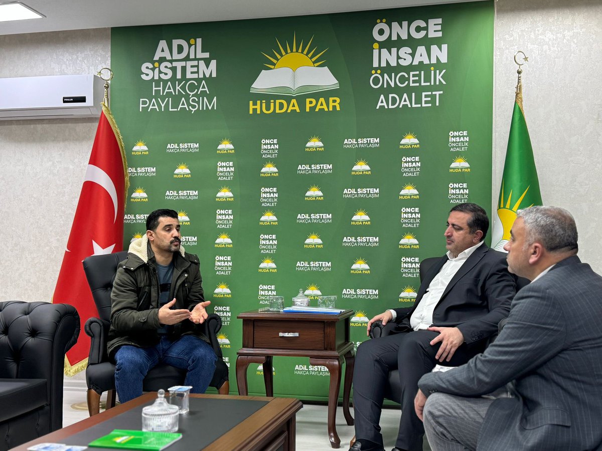 Batman İl Başkanlığımızda kıymetli hemşehrilerimizle bir araya geldik. 

Vatandaşlarımızın sorunlarını, sıkıntılarını ve taleplerini doğrudan dinleyerek çözüm yolları üzerine istişarelerde bulunduk.