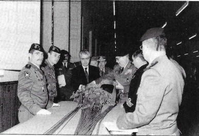 Visitas de autoridades
#Taldíacomohoy, 13 de febrero de 1996.
Visita la BRIPAC y las instalaciones del Acuartelamiento «Príncipe-Lepanto» y la Base «Primo de Rivera» el ministro de Defensa D. Gustavo Suarez Partierra.
Referencia documental: revista Boina Negra n.º 203.