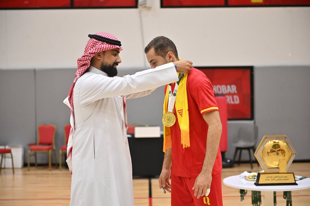 sahfksa's tweet photo. 📸 عضو مجلس إدارة @sahfksa الأستاذ نور الزاير، يتوج القادسية بدرع #دوري_أولى_اليد 🏆 https://t.co/YftkvP2yLJ