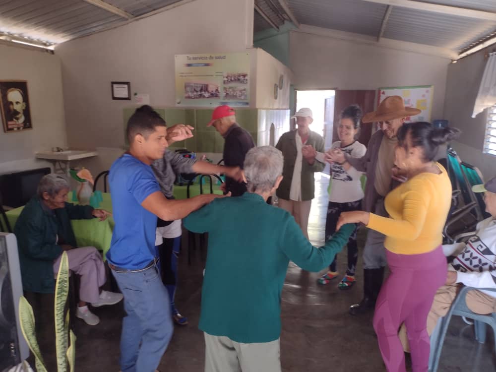 Sarduy_cubano's tweet photo. Nuestro especialista del CP Turquino en el municipio de #Rodas se llegó hoy por la Casa de Abuelos de la demarcación para conversar sobre #CineCubano, bailar, cantar y pasar una mañana agradable compartiendo con la #CulturaCubana. https://t.co/agDntKsXTr