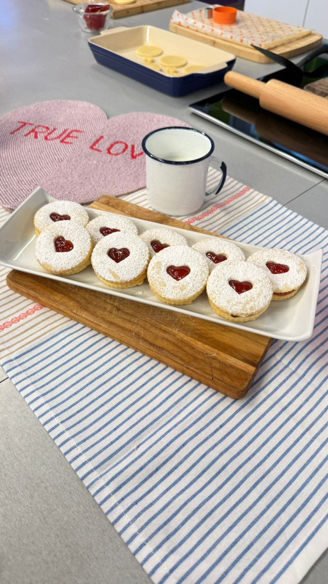 Hoy tenemos la receta perfecta para festejar el Día del Amor y la Amistad. Cocinamos: galletas amorosas de fresa 🍓😍