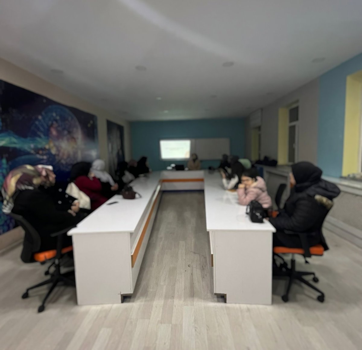 Veli okulu yolculuğumuz devam ediyor 🌱
Gördes Tügva olarak Kadın Aile Koordinatörlüğü olarak bu hafta veli okulunda duyguları yönetmek adlı konuyu işledik. 

Yer: Kendin Yap Atölyesi 
Saar:20:00