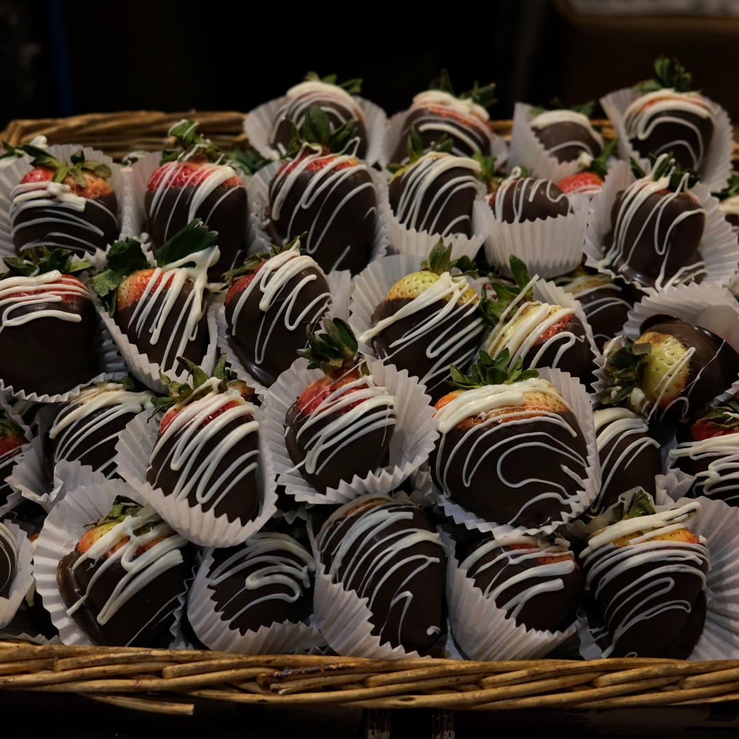 Love is in the air… and so is the smell of flowers, fresh bread. and chocolate. 🥖💐🍫 

Turn Valentine’s Day shopping into a date at St. Lawrence Market. Wander, snack, and discover over 120 local merchants. 

Find sweet treats, beautiful flowers, delicious food, and unique