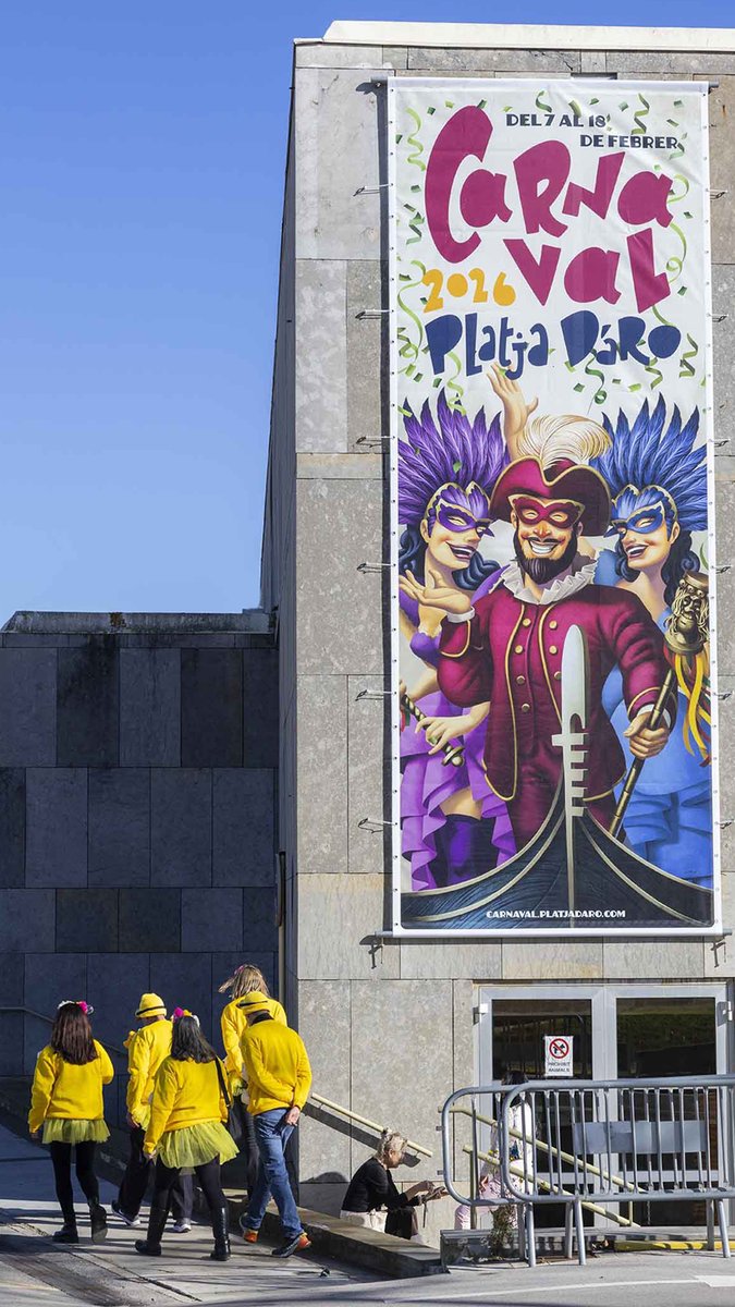 davidderamon's tweet photo. 🎭 Platja d’Aro está llena de los carteles que he creado para estas fiestas de Carnaval ¡qué ilusión ver mi trabajo formando parte de la celebración! 🎉 Un placer haber colaborado con el Ayuntamiento de Platja d’Aro y como siempre con @themushroomcompany https://t.co/pg8okCLhRd