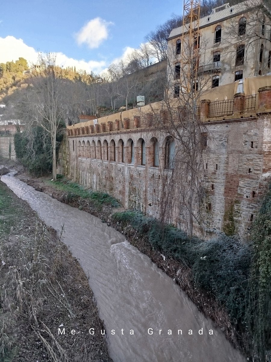 El río Darro a su paso por el Puente de las Chirimías, en el Paseo de los Tristes.
#megustagranada