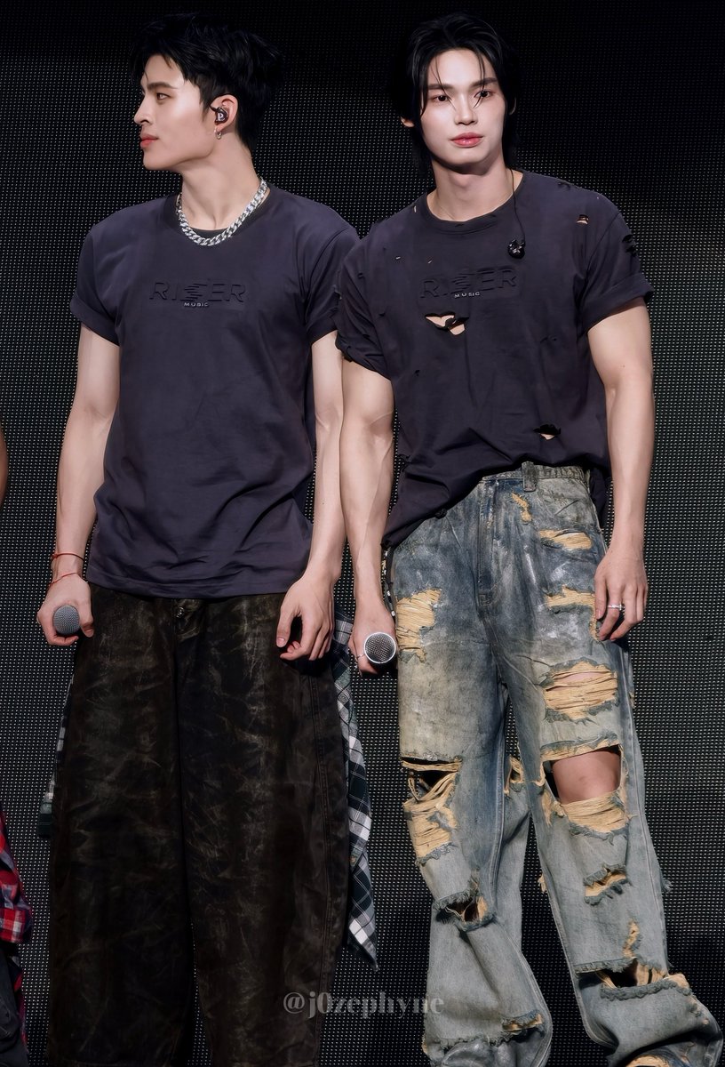 ในบรรดารูปและคลิปแสนเยอะ ขอลัดคิวให้รูปนี้ก่อน แม่ง ท่ามกลางคนนับหมื่นที่อิมแพ็ค แต่ตู้เย็น 2 ตู้นี้คือฆ่าทุกคนตายหมด มนุษย์พรีเมี่ยมอะ พระเจ้าตั้งใจปั้นมาก ไม่รู้จะหักคะแนนอะไรตรงไหน เหมือนลอยมา หล่อแบบใครบอกตดเหม็นชั้นก็ไม่เชื่อ ไม่จริงหรอก

#RISERCONCERTD1