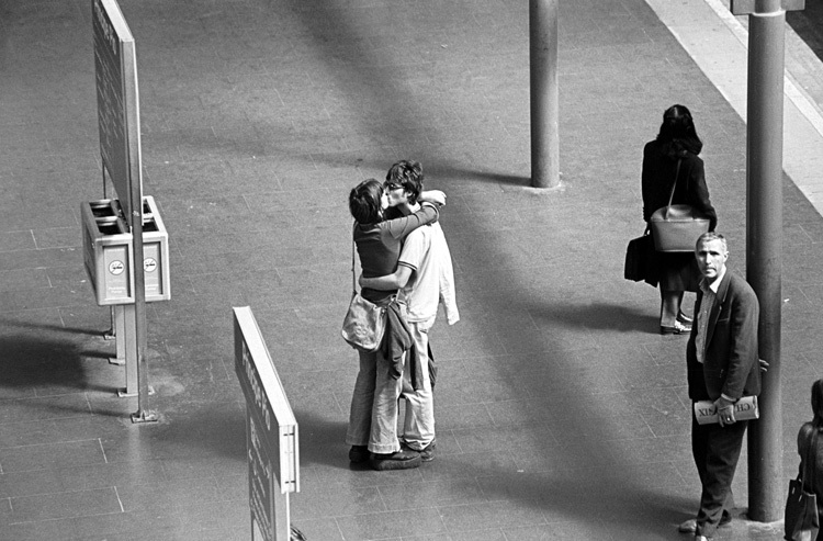 📷Una pareja se besa en la estación de Príncipe Pío, 2000. Colección “Madrileños” (Julio López Saguar), ARCM.