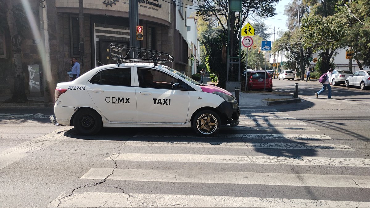 ¿Se puede reportar a un "taxista" que me aventó el coche por pedirle que no invadiera la línea peatonal?
Sí es así, dónde.

PD: casualmente, no traía placas el coche