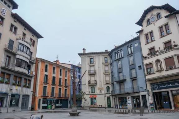 Un marroquí de 42 años con numerosos antecedentes, roba y agrede brutalmente a un hombre golpeándolo en la cara en el centro de Ripoll (Girona) y lo deja tirado en el suelo mal herido después de robarle 530€ y la tarjeta bancaria.
…Pero lo importante es legalizarlos a todos!!🤦‍♂️