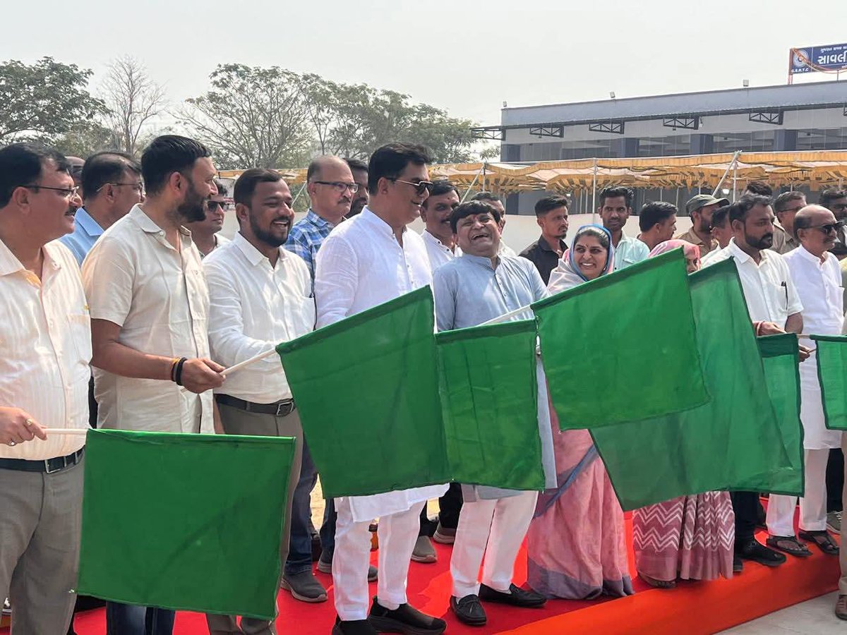 આજ રોજ સાવલી ખાતે ભારતીય જનતા પાર્ટીની સરકાર દ્વારા લોકોની સુખાકારી અને મુસાફરીમાં સરળતા મળી રહે તે હેતુથી સાવલીના નવીનીકરણ પામેલ બસ ડેપોને વર્કશોપની ભેટ આપવામાં આવી.જેમાં ગુજરાત રાજ્યના રાજ્યકક્ષા મંત્રીશ્રી Kamlesh Patel દ્વારા નવનિર્મિત સાવલી વર્કશોપનો લોકાર્પણ સમારોહ યોજાયો..